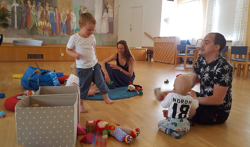 4 FRÅGOR Besökare på Öppet Hus & Caféet i Vist Foto: Marie Gustafson Hej på er alla! Hur kommer det sig att ni hittade hit? En kollega hade pratat om det innan vi fick våra barn.