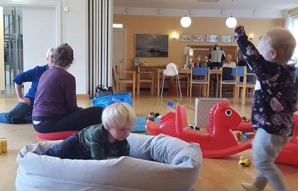 Blandade åldrar, roligt att träffa både mammor och pappor och andra människor och så gott fika.