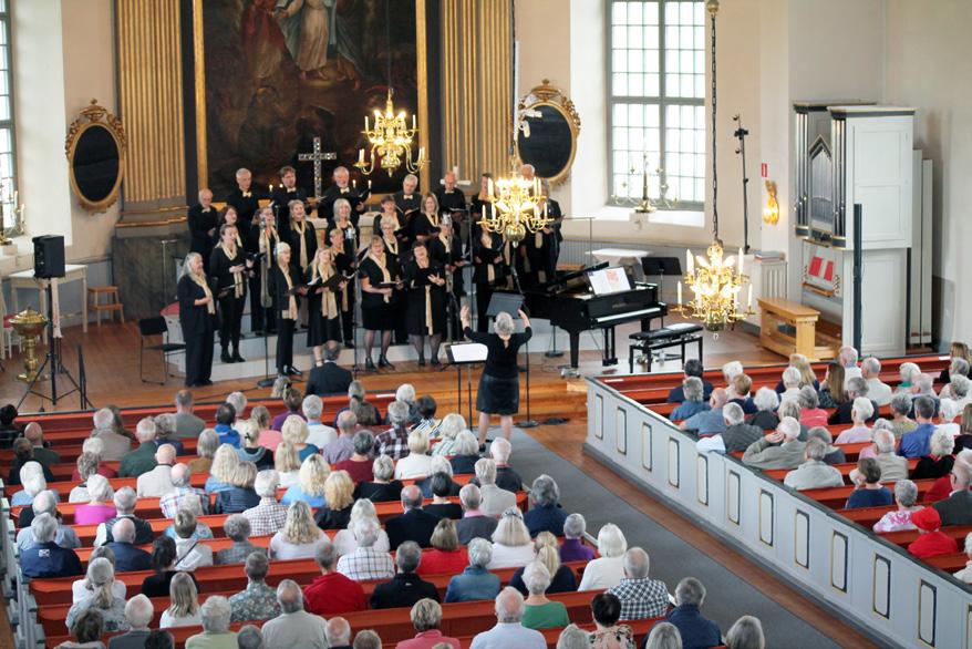 ÅTERBLICK & INBLICK Den 25 maj hade Vårdnäs kyrka besök av Olle Persson. Foto: Alexandra Moraitis En fullsatt kyrka och skön musik!