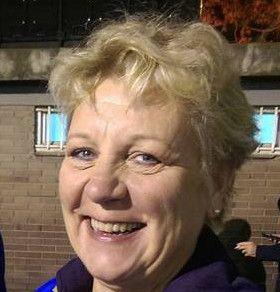 Eva Abragi Eva Abragi, 55, började spela bridge i familjen som barn. Sedan blev det ett långt uppehåll när jag flyttade hemifrån, tills min son blev biten av bridgen och jag tog upp det igen.