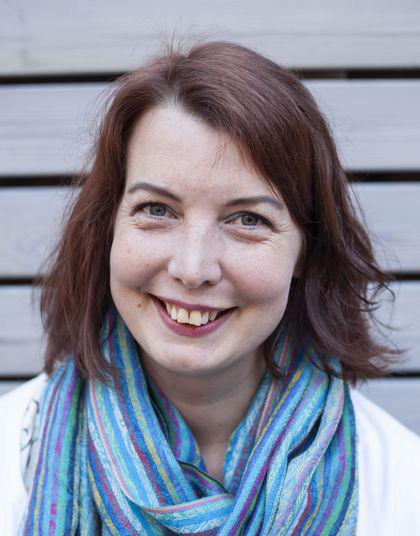 Linnea Edlund Jag började med bridge för 12 år sedan och spelar vanligtvis bridge ett par gånger i veckan.