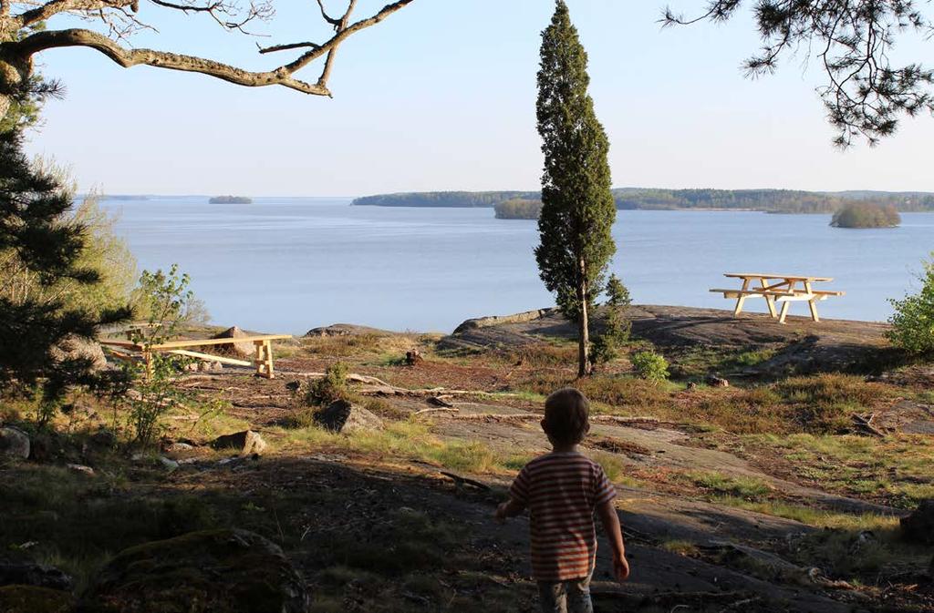 1. Utsiktsplatsen på Vattunödsberget Utsiktsplatsen Rastplats på Vattunödsberget med fantastisk utsikt över Mälaren.