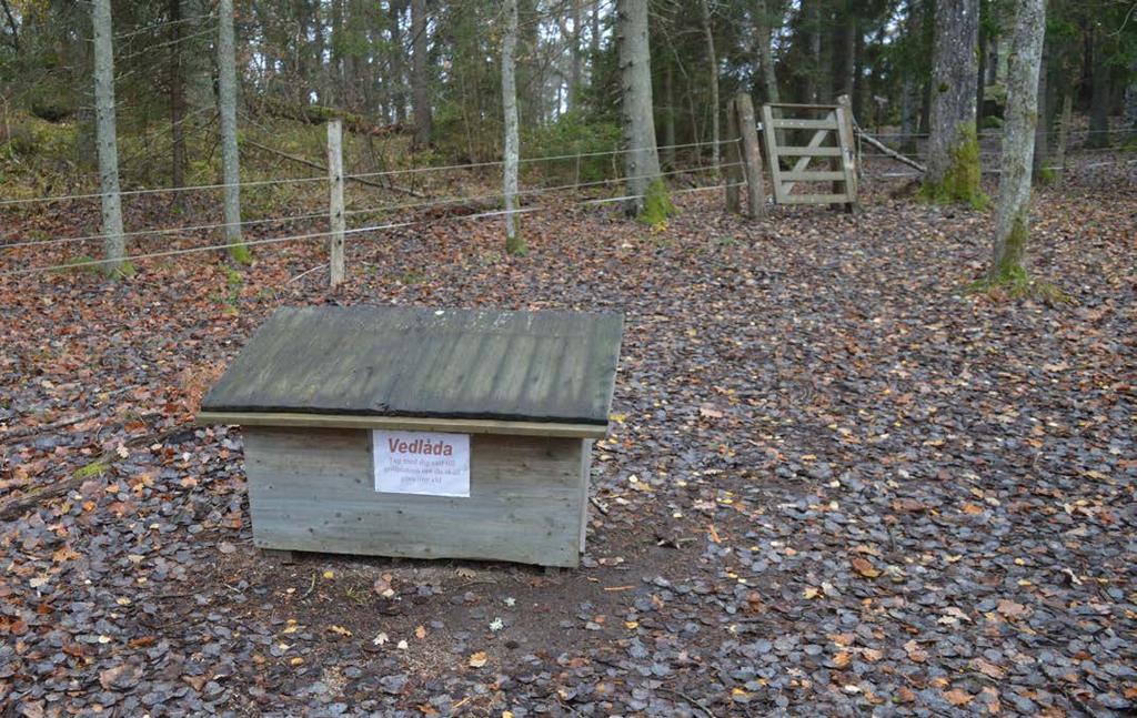 Längs vägen passerar du flera fallgrindar som ibland låses med en karbinhake. Stenigt parti längs stigen till utsiktsplatsen.