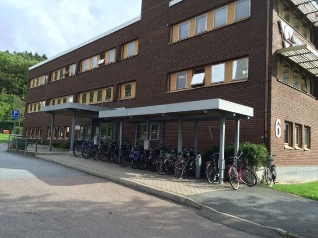 Det finns goda förutsättningar för hållbara transporter. Cykelparkeringar på gårdarna, flera gång- och cykelstråk och närhet till busshållplatser. Levande fasader och gestaltning mot Bifrostgatan.