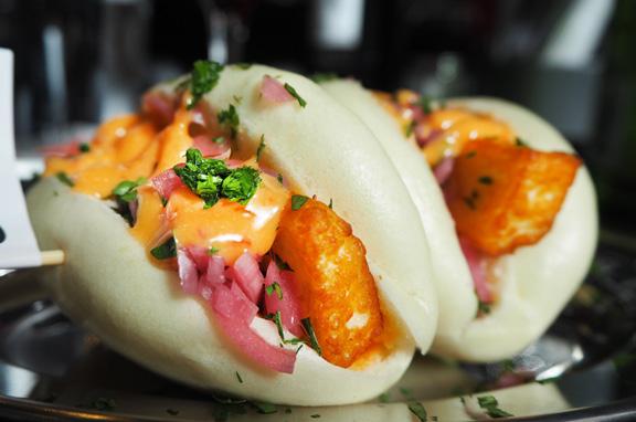 syltad lök Vegan Anamma Bun 99:- Två Bao Buns fyllda med tacokryddad Anamma vegofärs, vegansk chilimajonnäs & syltad lök Halloumi