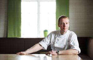 22 Vistelsestipendium/Sverige De kommunala kökens frälsare på Fiskars Slow Food Festival Johan Andersson är kock med lång erfarenhet av att få kommunerna i Sverige att övergå från stora centralkök
