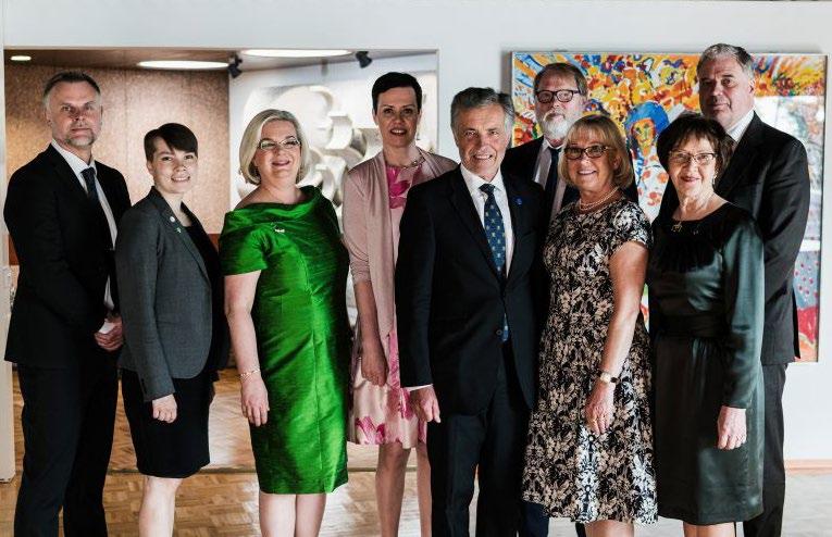 4 Från vänster: Martin Hårdstedt, Annika Hirvonen Falk, Gunvor Kronman, Maarit Feldt-Ranta, Jan-Erik Enestam, Jarmo Lainio, Chris Heister, Tytti Isohookana-Asunmaa, Mats Wallenius.