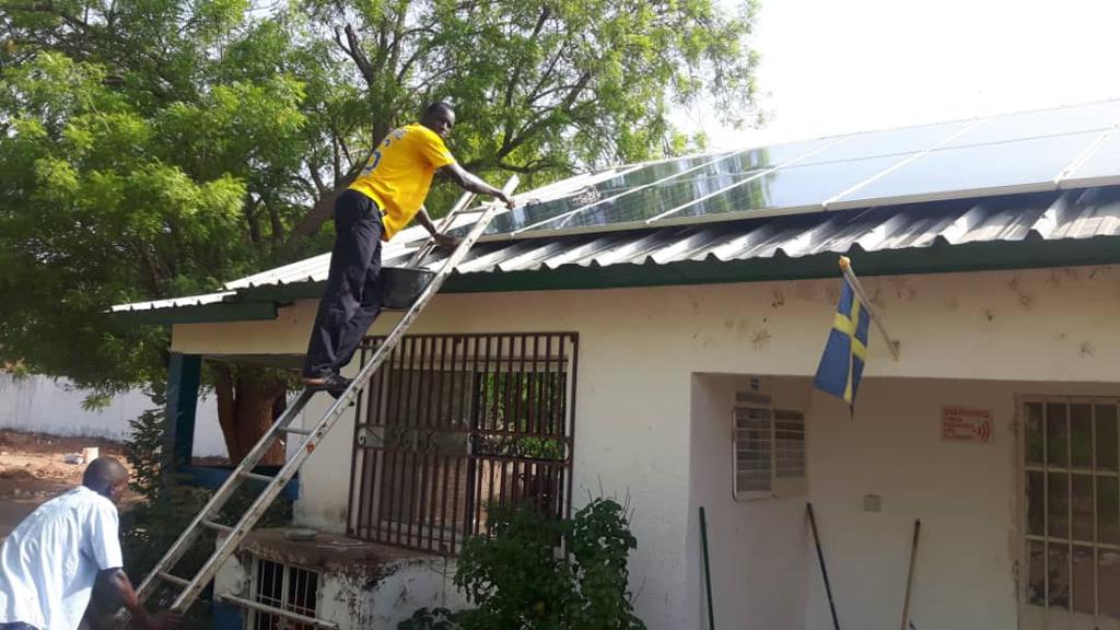 Vårt kontor och gästhus i Manneh Kunda är självförsörjande av el då vi har en egen solenergianläggning.