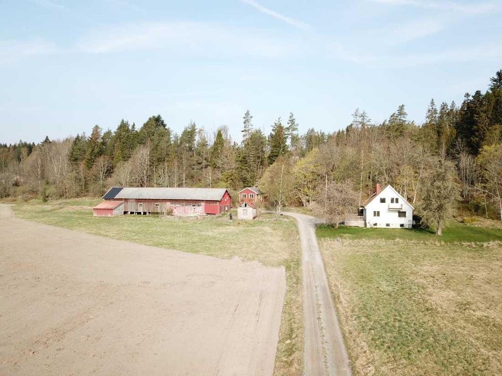 Vy över gården från öster Aspång Lantbruksfastighet om ca 2 ha belägen längst med