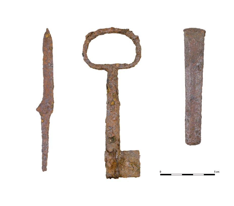 Figur 23. Några av de metallfynd som påträffades vid undersökningen av husgrunden, F2 kniv, F4 nyckel och F26 mejsel. av de aktiviteter som pågått under torpets brukningstid.