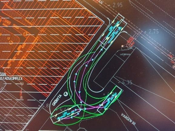 trottoaren ännu smalare under en sträcka på ca 2 meter. Hur fungerar då detta i teorin med ett kör-spår? Figur 9, Kör-spår med möjlighet att ta sig ut till Prästgårdsgatan i ett svep.