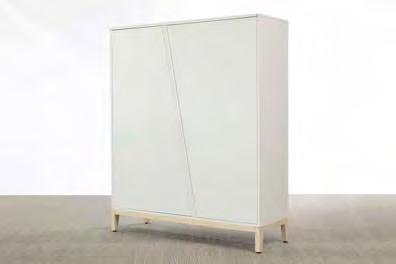 ytor. Det är en möbel med stabilt och minimalistiskt formspråk, inspirerad av skandinavisk