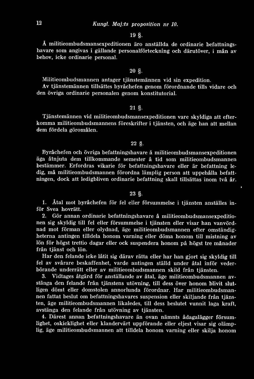 Militieombudsmannen antager tjänstemännen vid sin expedition. Av tjänstemännen tillsättes byråchefen genom förordnande tills vidare och den övriga ordinarie personalen genom konstitutorial. 21.