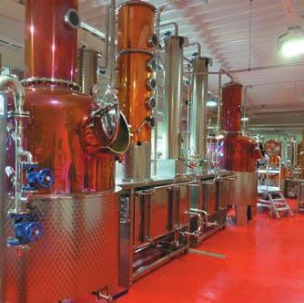 Interiörbilder från O.P. Andersson Distillery med fatlagring av destillerad sprit, destillationsanläggningen samt Kenth-Olov Norman, en av grundarna till Unimedic och tidigare VD.