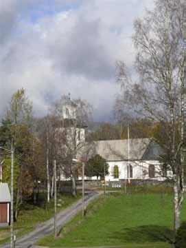 8 BYGGNADSVÅRDSRAPPORT 2006:112 Beskrivning och historik Kyrkomiljön Kållerstads socken är en av de minsta i Västbo härad. Det är en utpräglad skogsbygd med flera småsjöar.