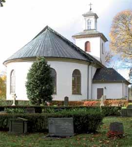 BYGGNADSVÅRDSRAPPORT 2006:112 9 Kyrkobyggnaden Kållerstads kyrka är en murad salkyrka av granit från 1858. Långhuset har ett närmast fullbrett rundat kor i öster och norr om detta en sakristia.