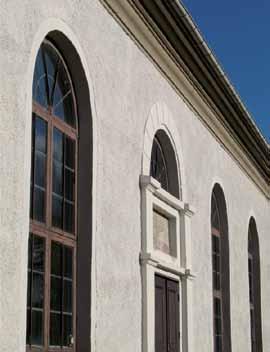 Arkitekturen är i allt ett typiskt exempel på empiretidens strama kyrkobyggnadsideal med reducerade former och rundbågiga muröppningar. Kyrkan vilar på en utkragande sockel med gråmålad spritputs.