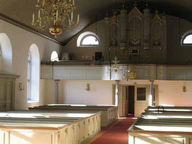BYGGNADSVÅRDSRAPPORT 2006:112 11 i guld och röd bakgrund till dockorna. Predikstolen nås från sakristian via en rundbågig muröppning med trappa.