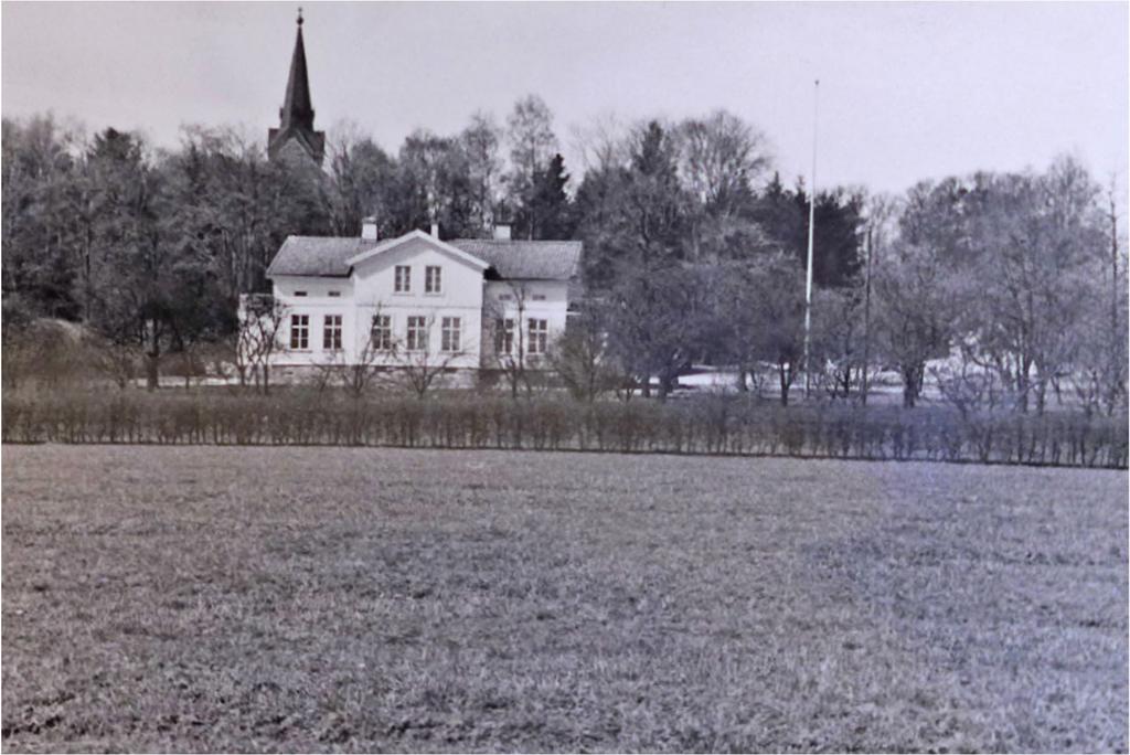 Fönster och dörrar är utbytta under senare tid och vid husets båda gavlar har tillkommit mindre tillbyggnader.