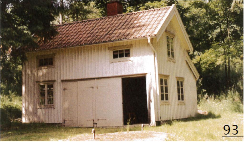 Byggnaden har sadeltak klätt med lertegel och fasad av locklistpanel i ljus kulör. Vid Tofta Nordgård finns även idag en mindre garagebyggnad uppförd på 1950-talet.