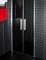 utåtgående duschdörrar som monteras i nisch mellan två fasta väggar.