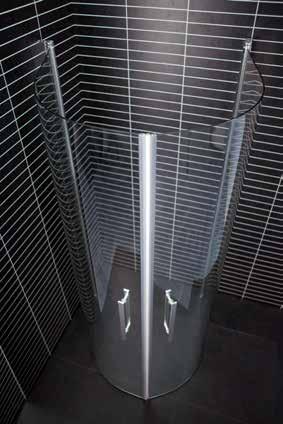 Här samverkar innovativ teknik som ställbara gångjärn med det böjda glasets radie till en funktionell duschplats. Free finns i två storlekar.