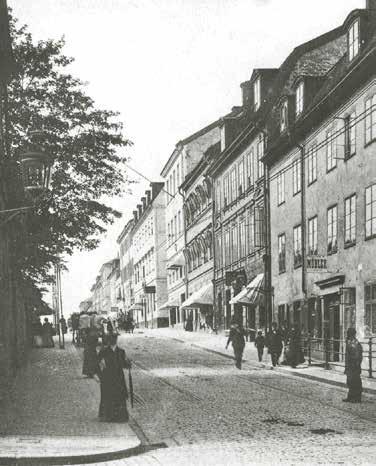 HORNSGATAN VÄSTERUT ÅR 1905, INNAN GATAN BREDDADES OCH DELVIS JÄMNADES UT. TILL HÖGER SYNS DET ÄNNU INTE OMBYGGDA HUSET VID HORNSGATAN 26. REFOTO WOLFENSTEIN 1970, SSM F87638.