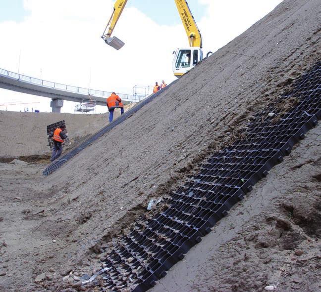 Erosionsskydd Vi myckat branta slänter används som erosionssäkring. läggs ut på den planerade slänten och kan hållas fast med eventuellt jordspett, varefter de fylls med mull och sås med gräs.