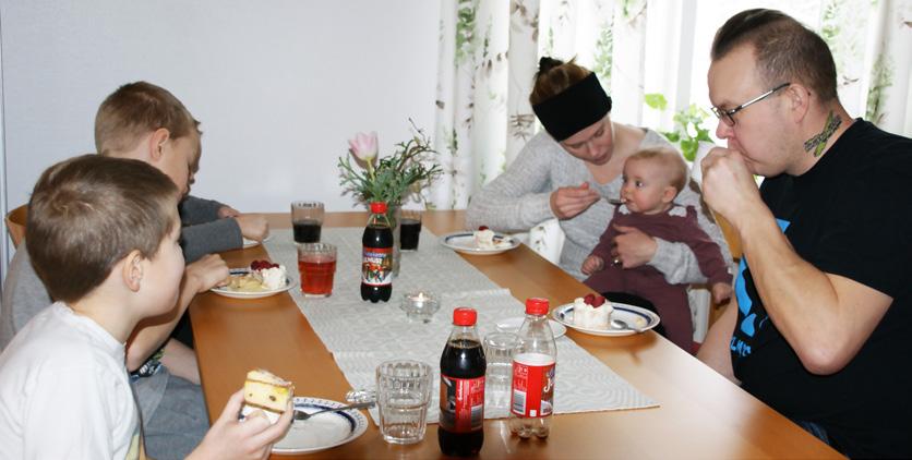 under 2018, och deras familjer, till en dopfest.