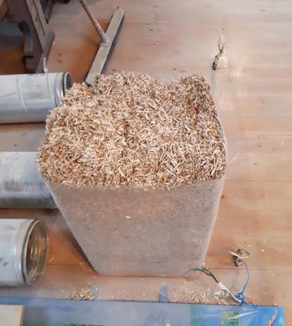 Kostnad 1190 kr = Vår och sommarplantering, vinterkrans och granris, vattning och rensning. 2.