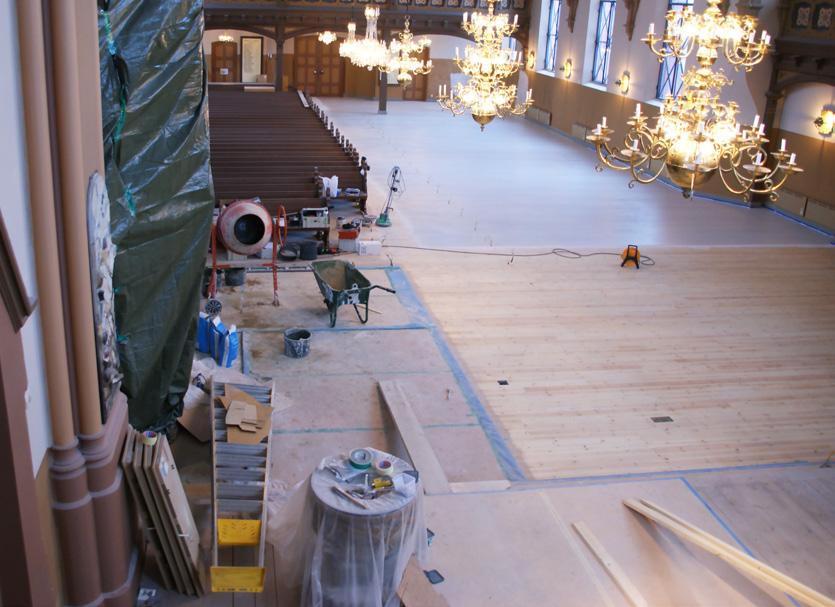 kyrka Väggarna i koret och längst ned i kyrkan är fuktskadade.