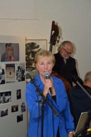 Denna kväll sjöng och berättade Agi Lindroth, Inga Berg, Git