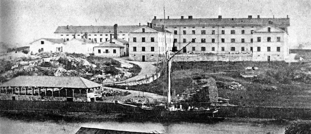 Hus 18 A fick en tillbyggnad 1867, då man utökade ångköket med ett bageri 21), vilket syns i bild 3. Det höga plank, som man ser på den platsen i fig. 8, är nu rivet.