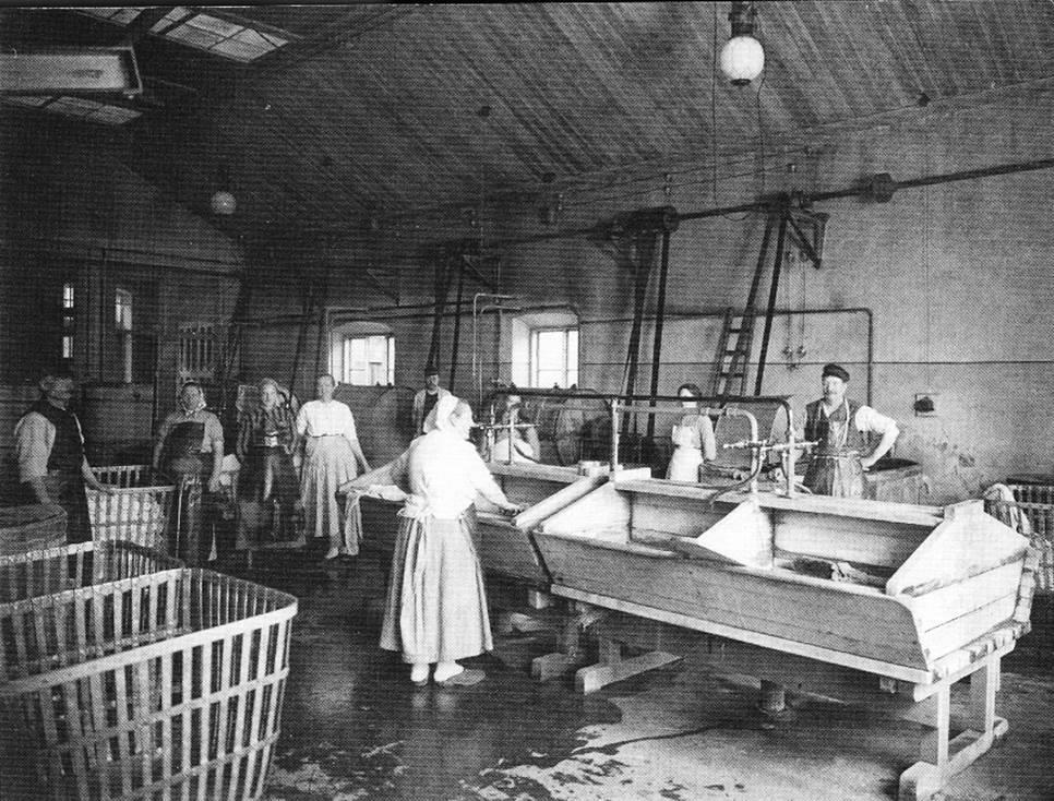 Bild 6 visar tvätteriet på 1920-talet.