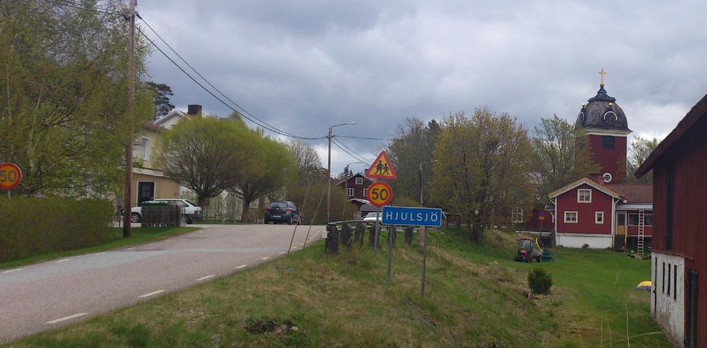 1 Inledning Idag går väg 6 genom det lilla samhället Hjulsjö, som bland annat är känt för sitt vackra läge vid Hjulsjön. Hjulsjö kyrkby är ett riksintresse för kulturmiljövården.