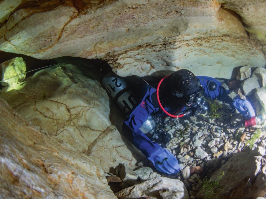 Dykutrustning anpassas till omständigheterna. Marchepied grottan i Frankrike har ett inlopp så lågt att man inte kan komma in med rebreathern på.