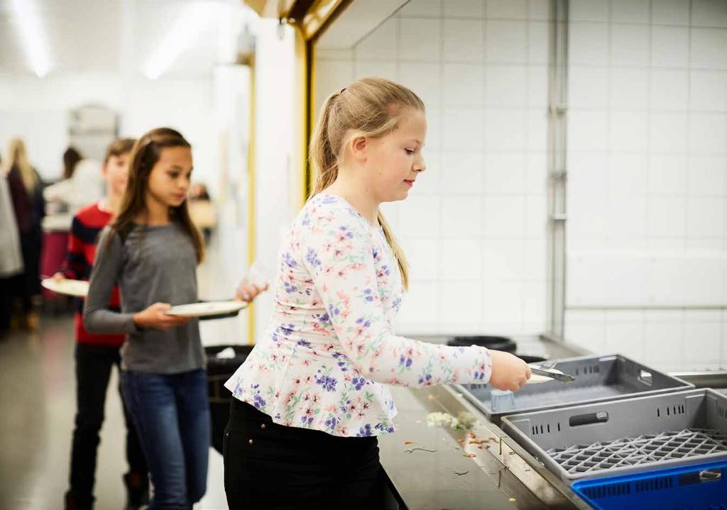 Förord Vi ska halvera det globala matsvinnet per person i butik och i konsumentledet. Vi ska också minska matsvinnet längs hela livsmedelskedjan, även förluster efter skörd.