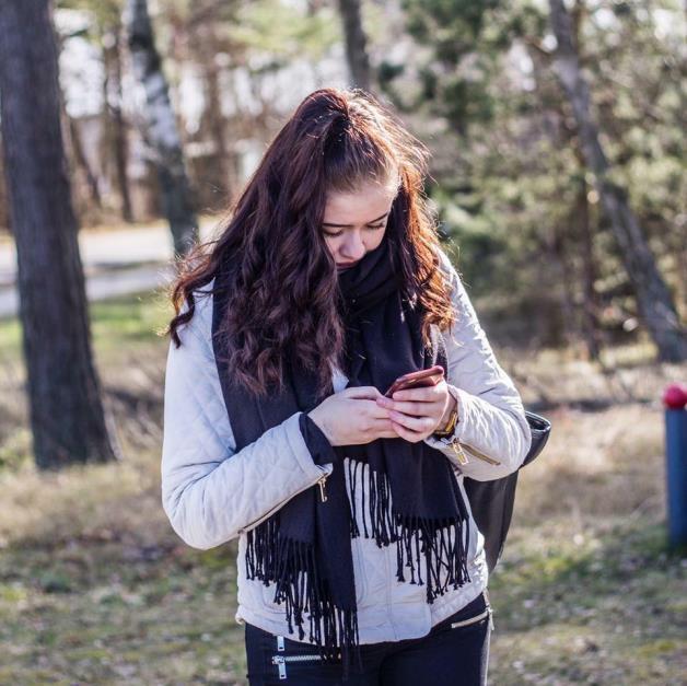 Moa 15 år Sveda vid miktion i en vecka Smärta ovan symfysen och i vä fossa Ingen feber eller