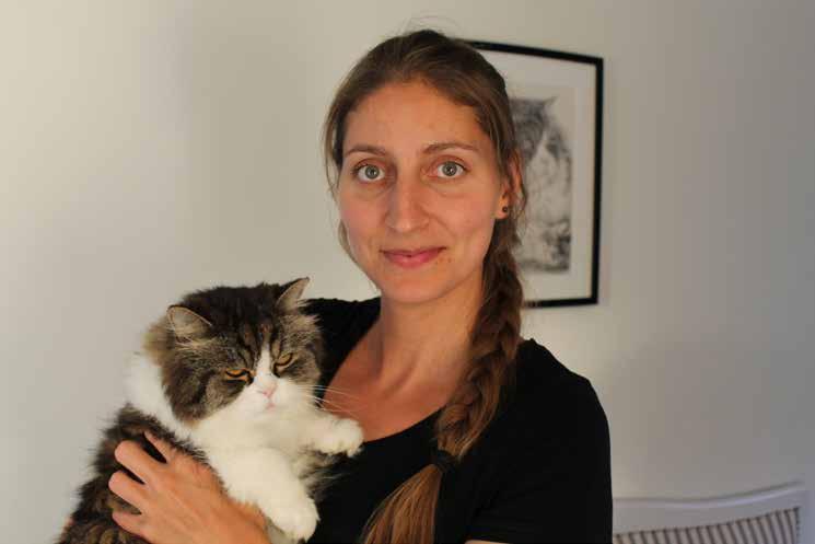 TEMA KATTER SOM OMHÄNDERTAS Text Katarina Hörlin Elin Hirsch tillsammans med katten Luzen. När är en katt för rädd?