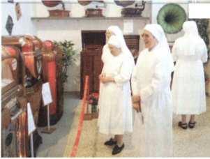 . Foto: SMORGP Ernst Sa har ser stationen ut idag med amatorantenn och utsikt over havet. Museo Voci. Via Col di Lana 7/N - 40131 Bologna, ltalien.