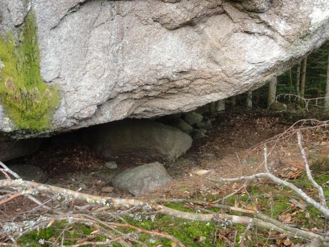 3. Tjuvahall Naturföremål med tradition. Flyttblock 10x8 m, 6m h.