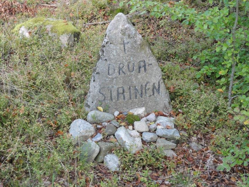 5. Draakärret Plats med tradition, benämnt Draakärret, bestående av ett kärr i dalgång, 1,2 km l.