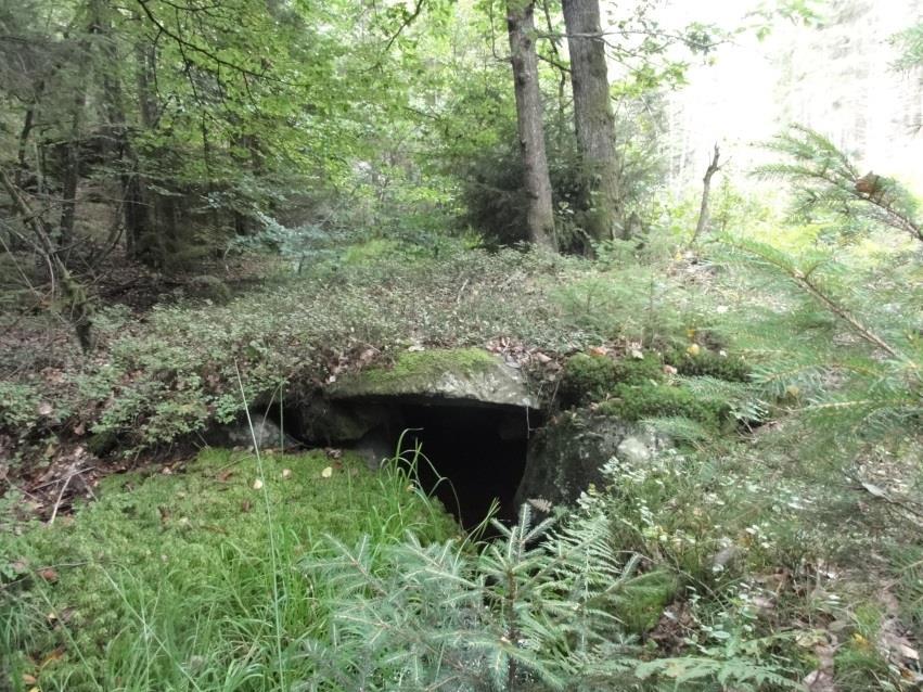 På platsen finns även flera mindre grottor.