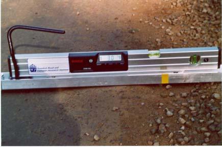 10 Bedömning av grusväglag VV Publ 2005:60 5. Objektiva mätningar För att göra den objektiva mätningen kan en tvärfallsmätare och en meterstock användas.