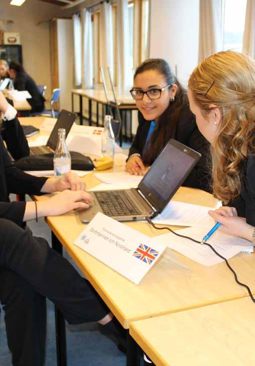 Årskurs 1 I årskurs 1 läser du i ett högre tempo än du känner igen från grundskolan i en klass med andra elever som också siktar på att studera vidare.