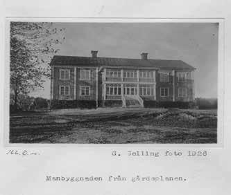 nader har flankerat allén en bit söder om huvudbyggnaden, den västra revs 2012. I början av 1900-talet avstyckades tomter till det som sedan blev Bällsta villastad som ligger norr om gården.