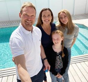 Poolbygge REPORTAGE DEL II Familjen Larzon-Rickmo bygger pool Poolen hos familjen Larzon-Rickmo är äntligen klar.