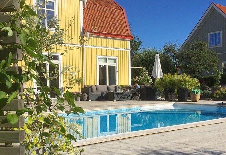 Poolinspiration TRÄDGÅRD Pool Standard 3x6 m * från 78 690:- Ord. pris 87 865:- Läs mer på www.folkpool.se *Poolen på bilden motsvarar inte poolen i prisexemplet. Poolen, vårt smycke i trädgården!