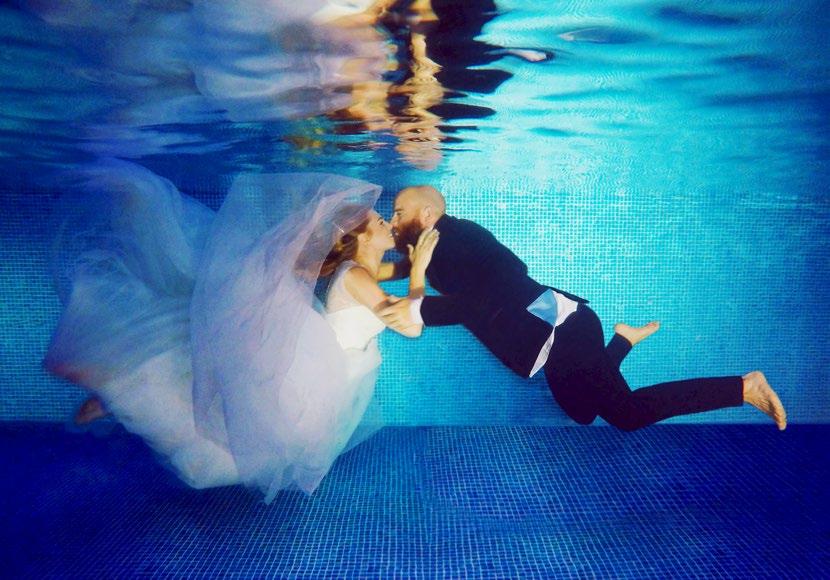 Pool KÄRLEK Herr och fru Sandberg Kärlek till vatten Man kan säga att jag alltid haft en crush på känslan att simma under vatten. Och ett stort intresse att fotografera.