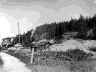 trakten och utsocknes (från områden utanför Åkersberga). 1907 såg området ut så här: stora slagghögar, telefonstationen i stugan till vänster i bilden.